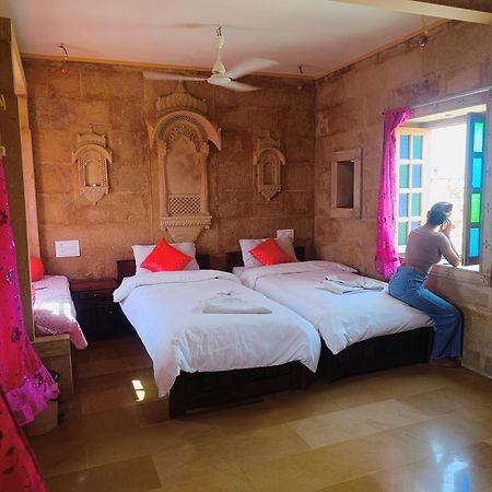 Mud Mirror Guesthouse Jaisalmer Bagian luar foto