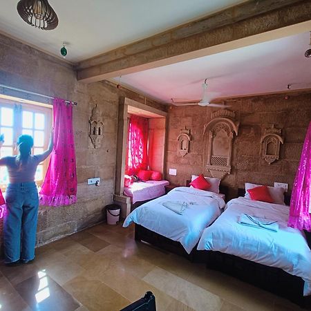 Mud Mirror Guesthouse Jaisalmer Bagian luar foto