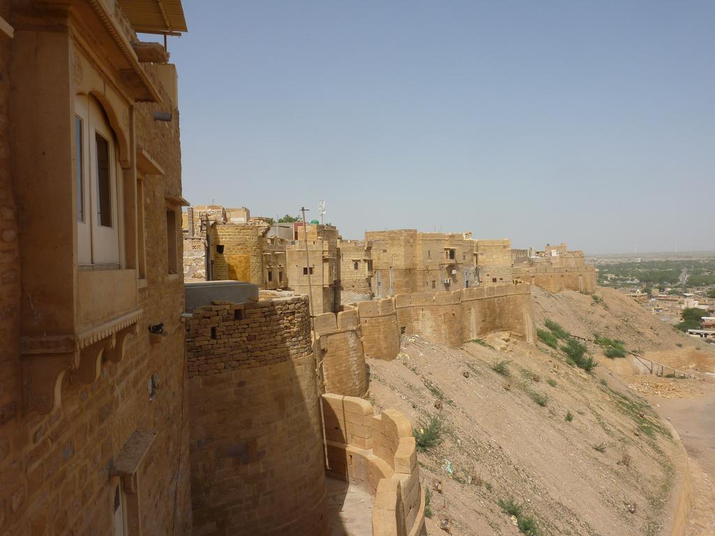 Mud Mirror Guesthouse Jaisalmer Bagian luar foto