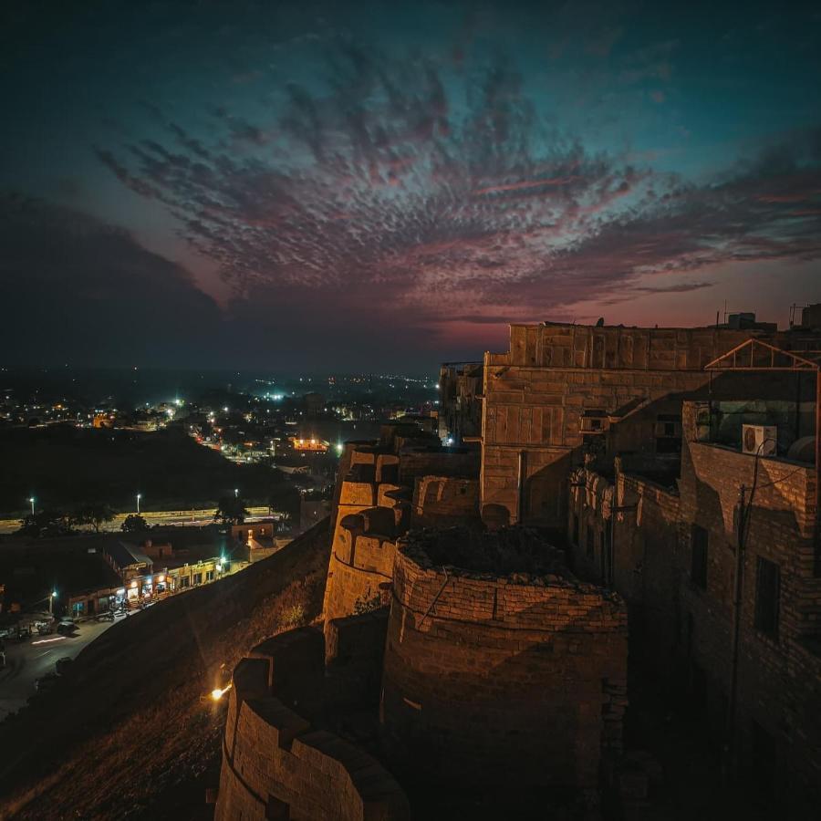 Mud Mirror Guesthouse Jaisalmer Bagian luar foto