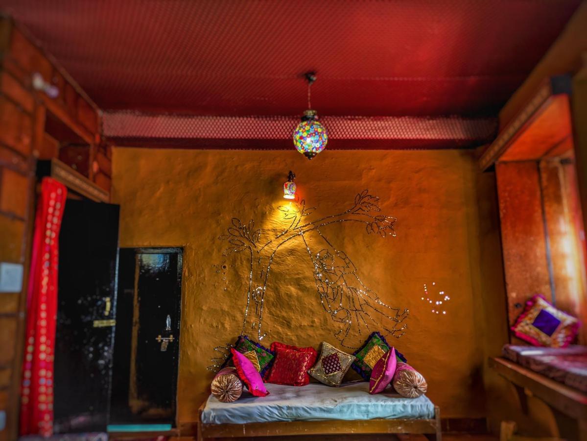 Mud Mirror Guesthouse Jaisalmer Bagian luar foto