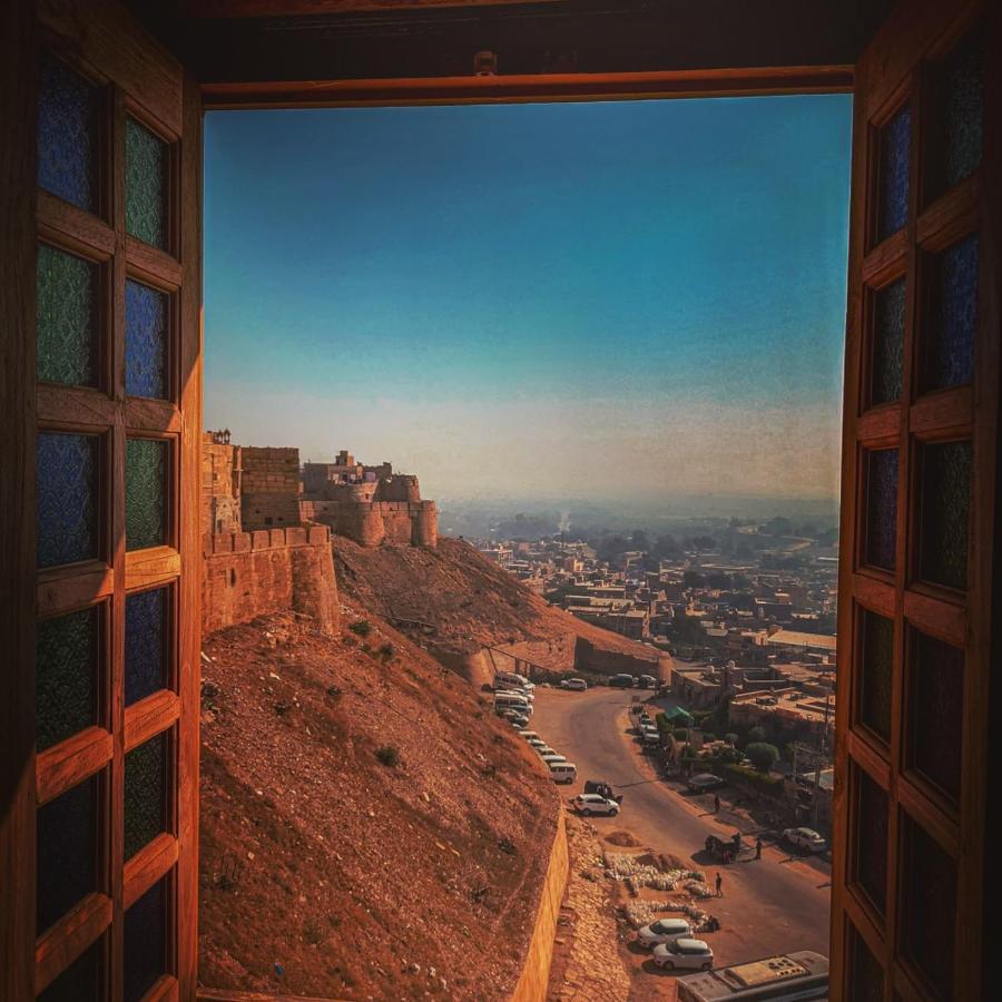 Mud Mirror Guesthouse Jaisalmer Bagian luar foto