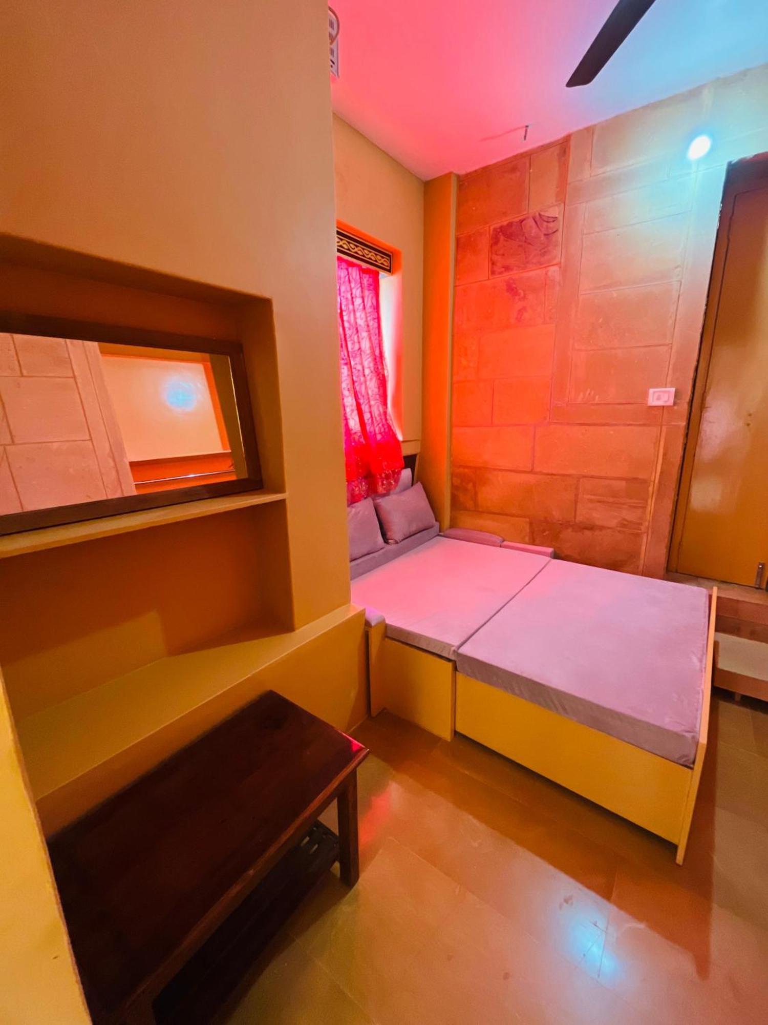 Mud Mirror Guesthouse Jaisalmer Bagian luar foto