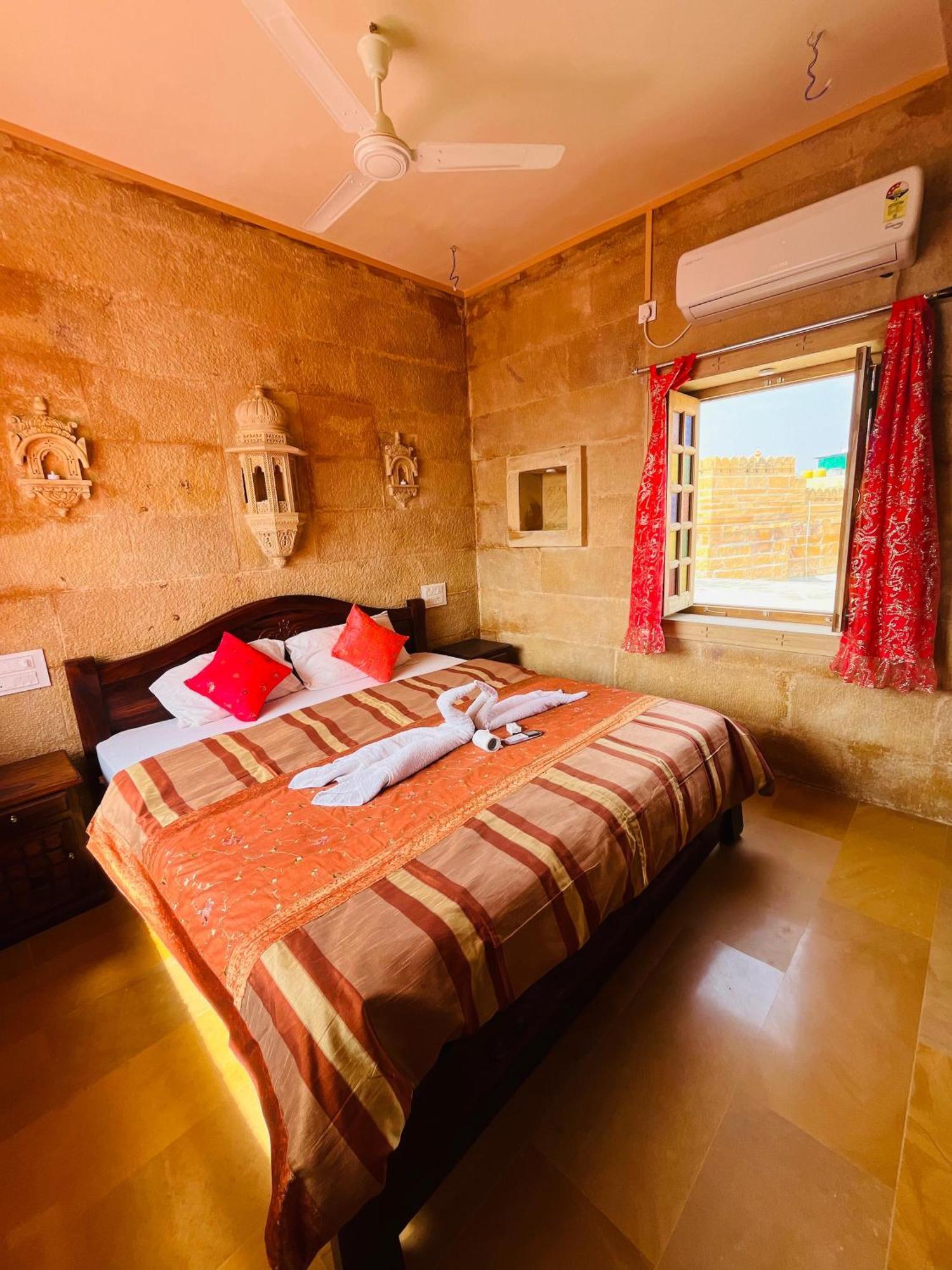Mud Mirror Guesthouse Jaisalmer Bagian luar foto