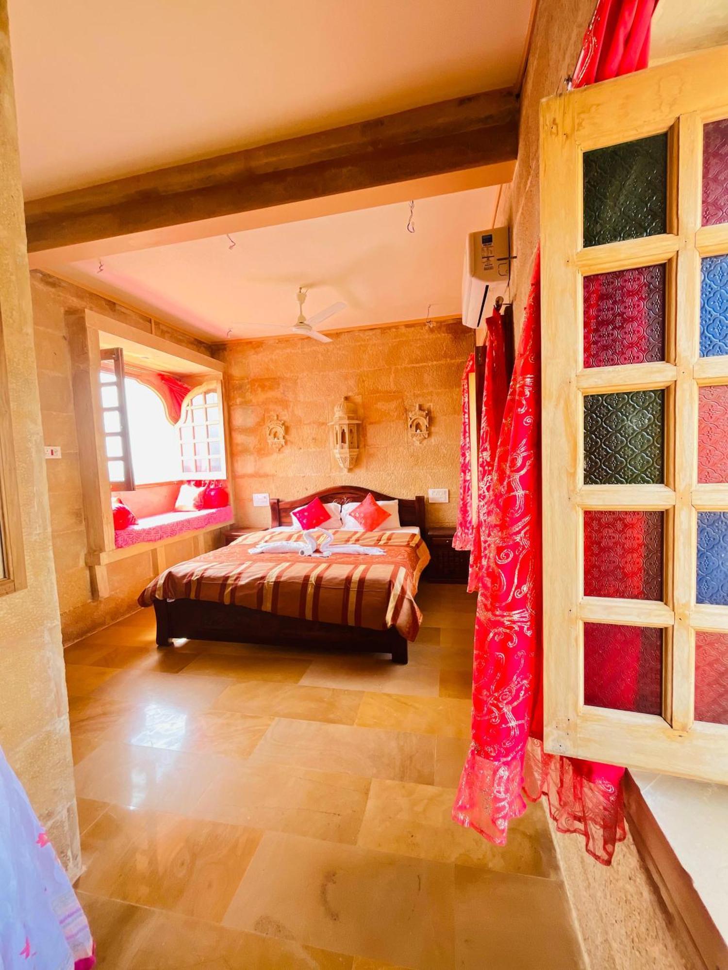 Mud Mirror Guesthouse Jaisalmer Bagian luar foto