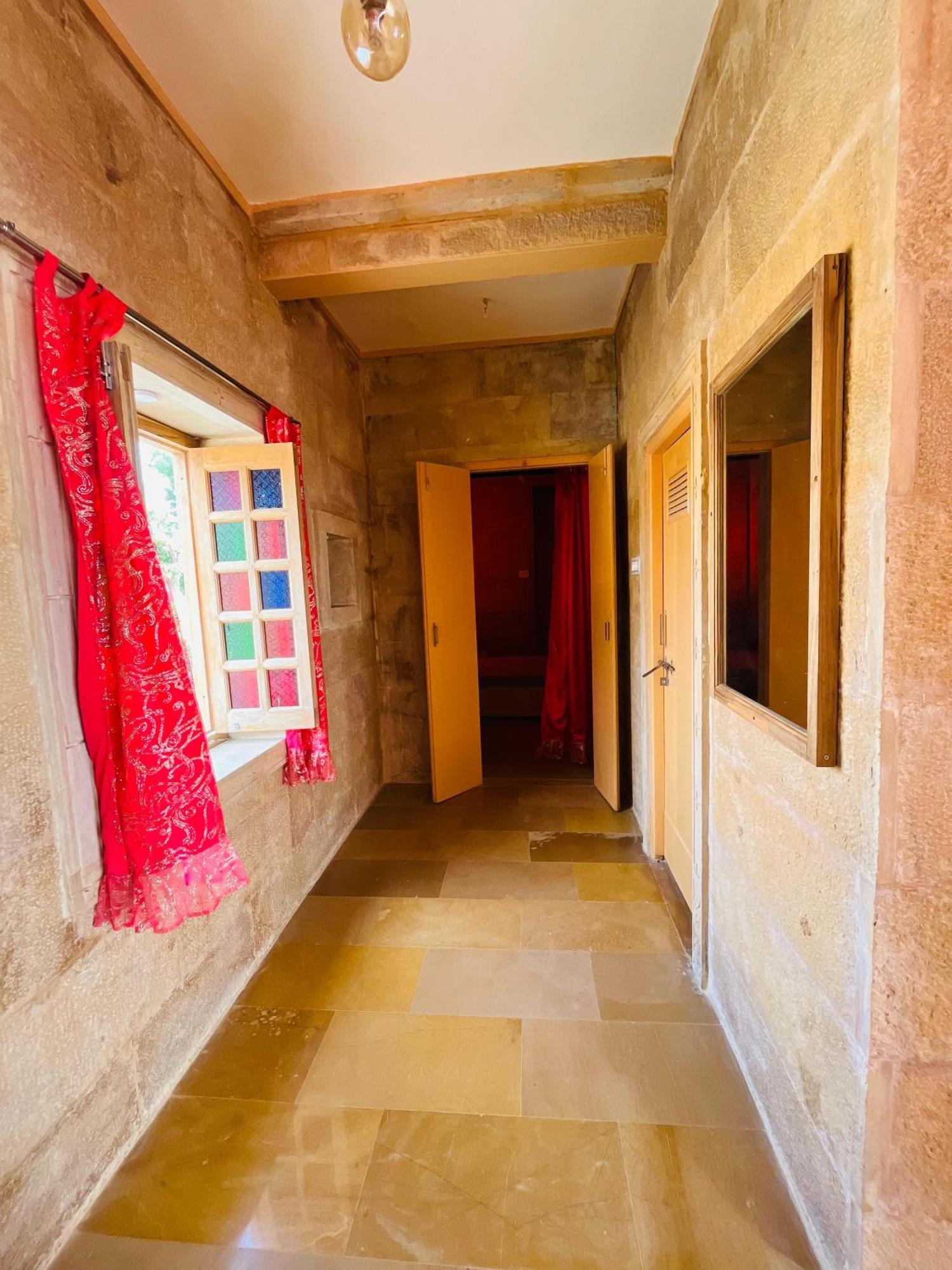 Mud Mirror Guesthouse Jaisalmer Bagian luar foto