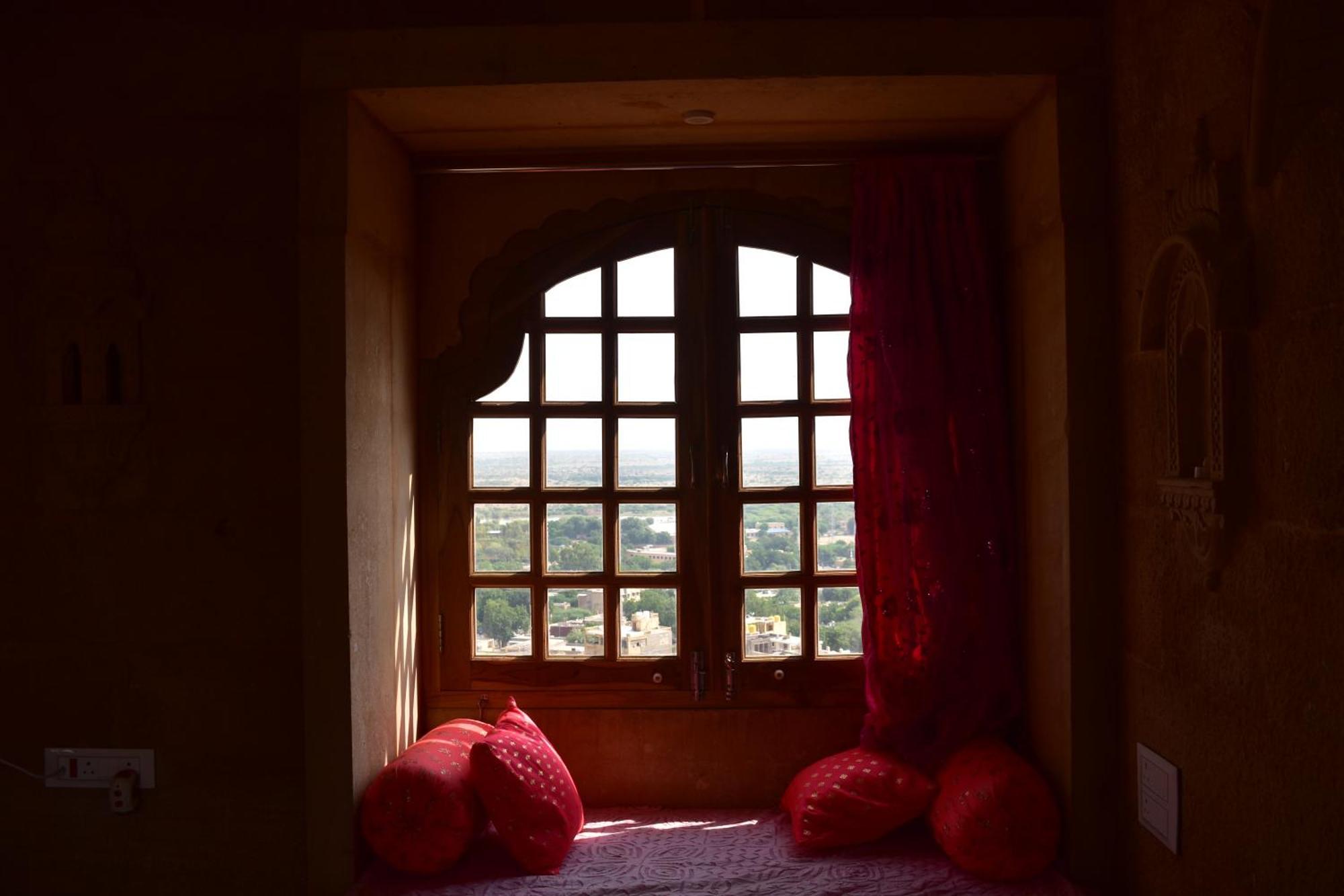 Mud Mirror Guesthouse Jaisalmer Bagian luar foto