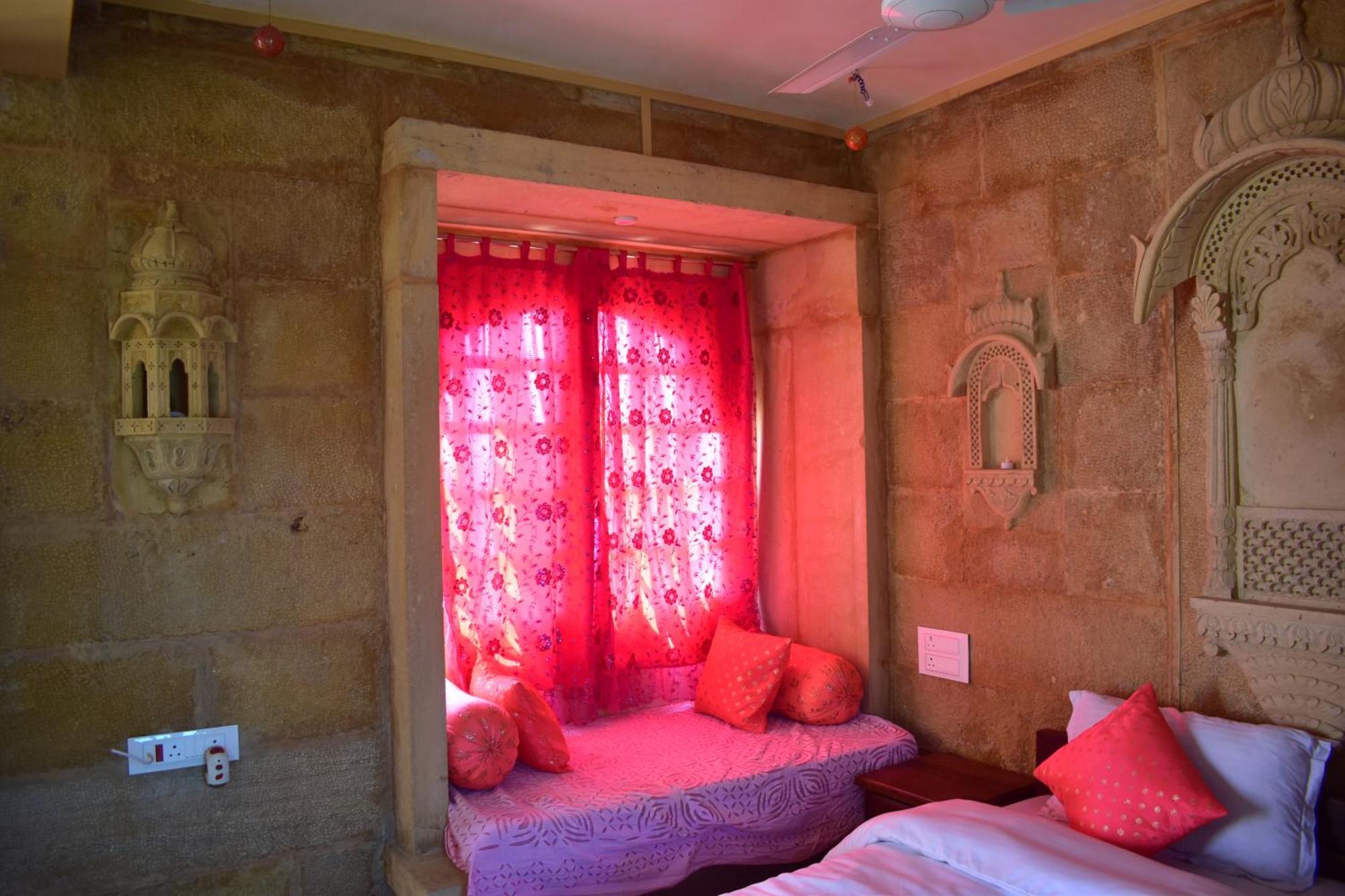 Mud Mirror Guesthouse Jaisalmer Bagian luar foto