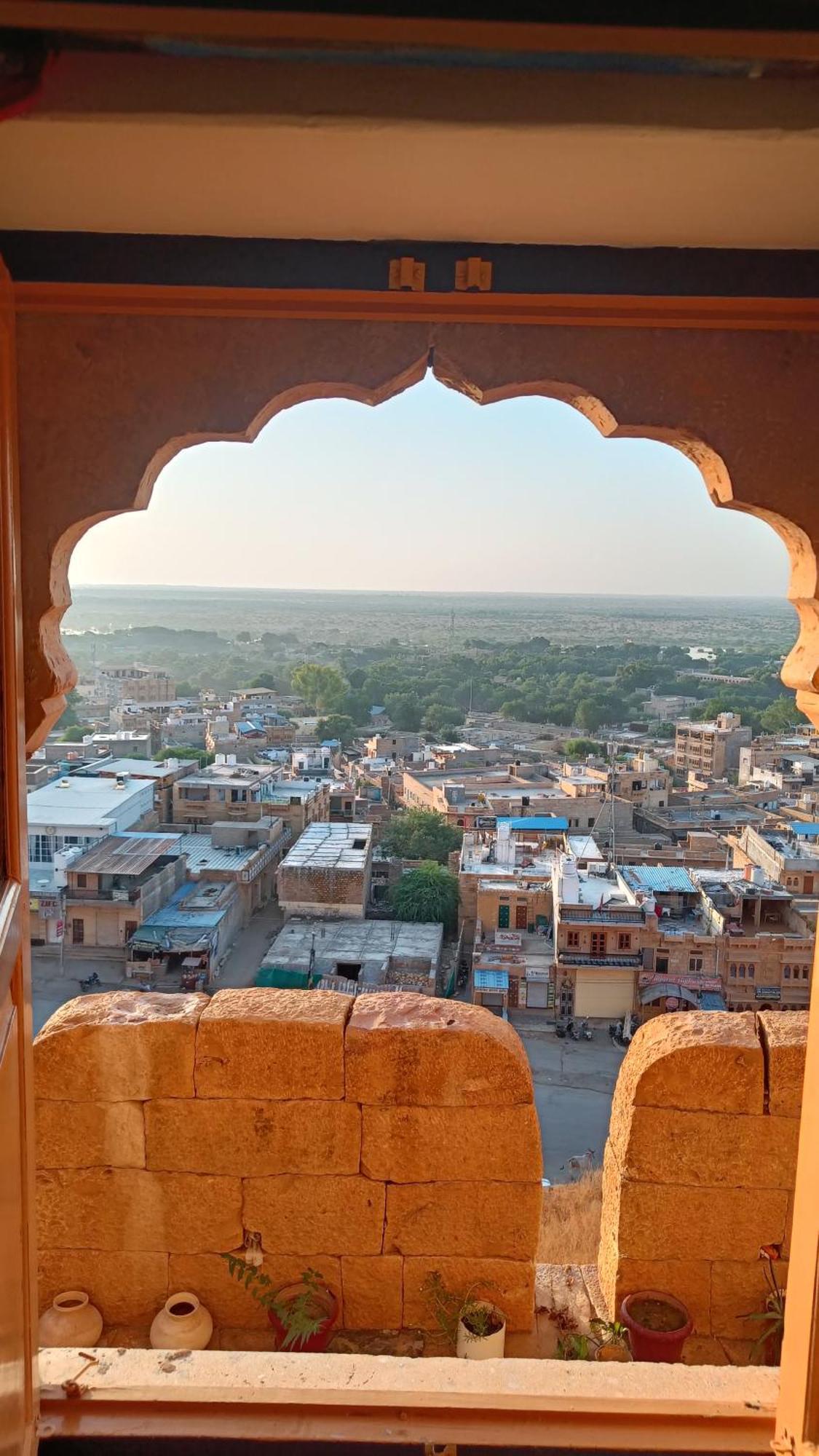 Mud Mirror Guesthouse Jaisalmer Bagian luar foto
