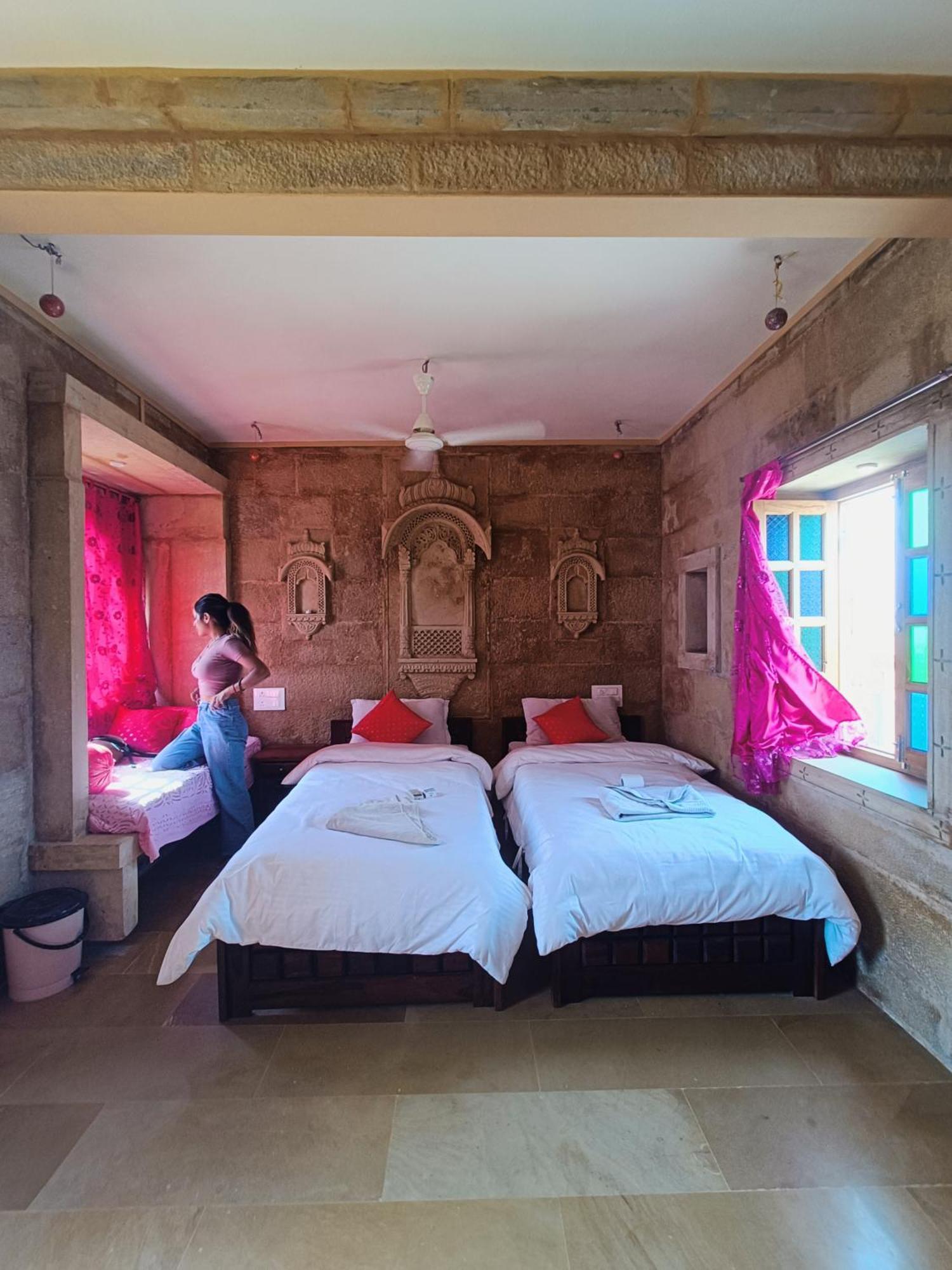 Mud Mirror Guesthouse Jaisalmer Bagian luar foto