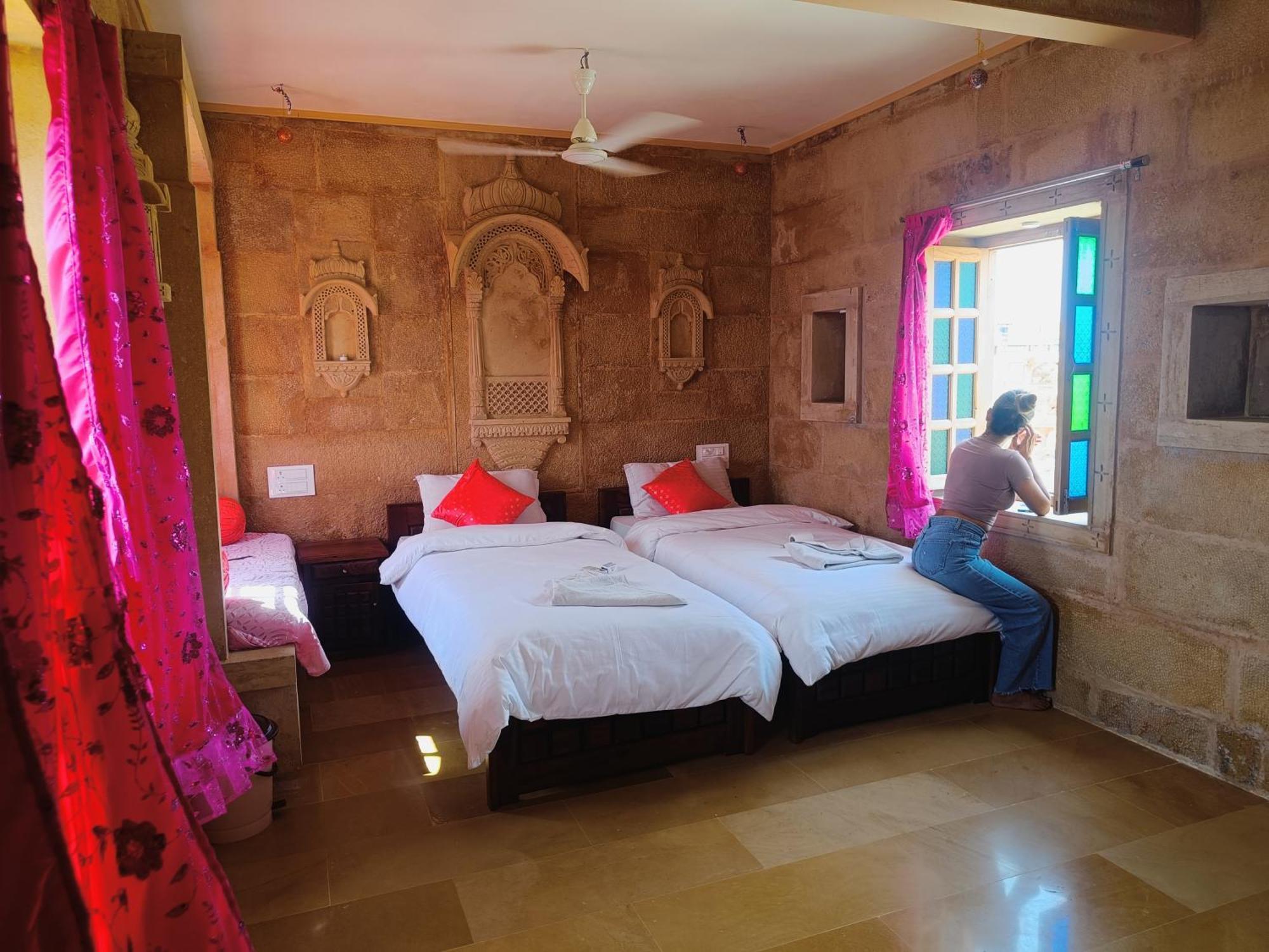 Mud Mirror Guesthouse Jaisalmer Bagian luar foto