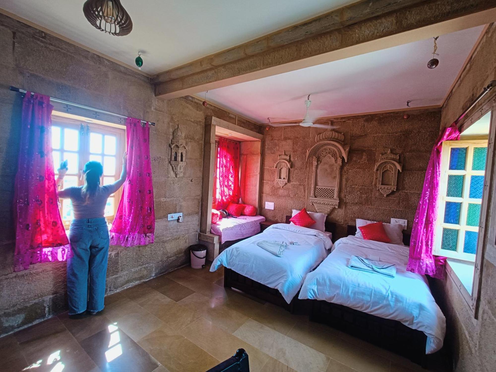 Mud Mirror Guesthouse Jaisalmer Bagian luar foto