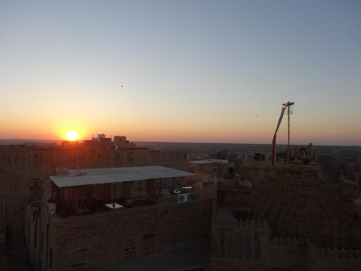 Mud Mirror Guesthouse Jaisalmer Bagian luar foto