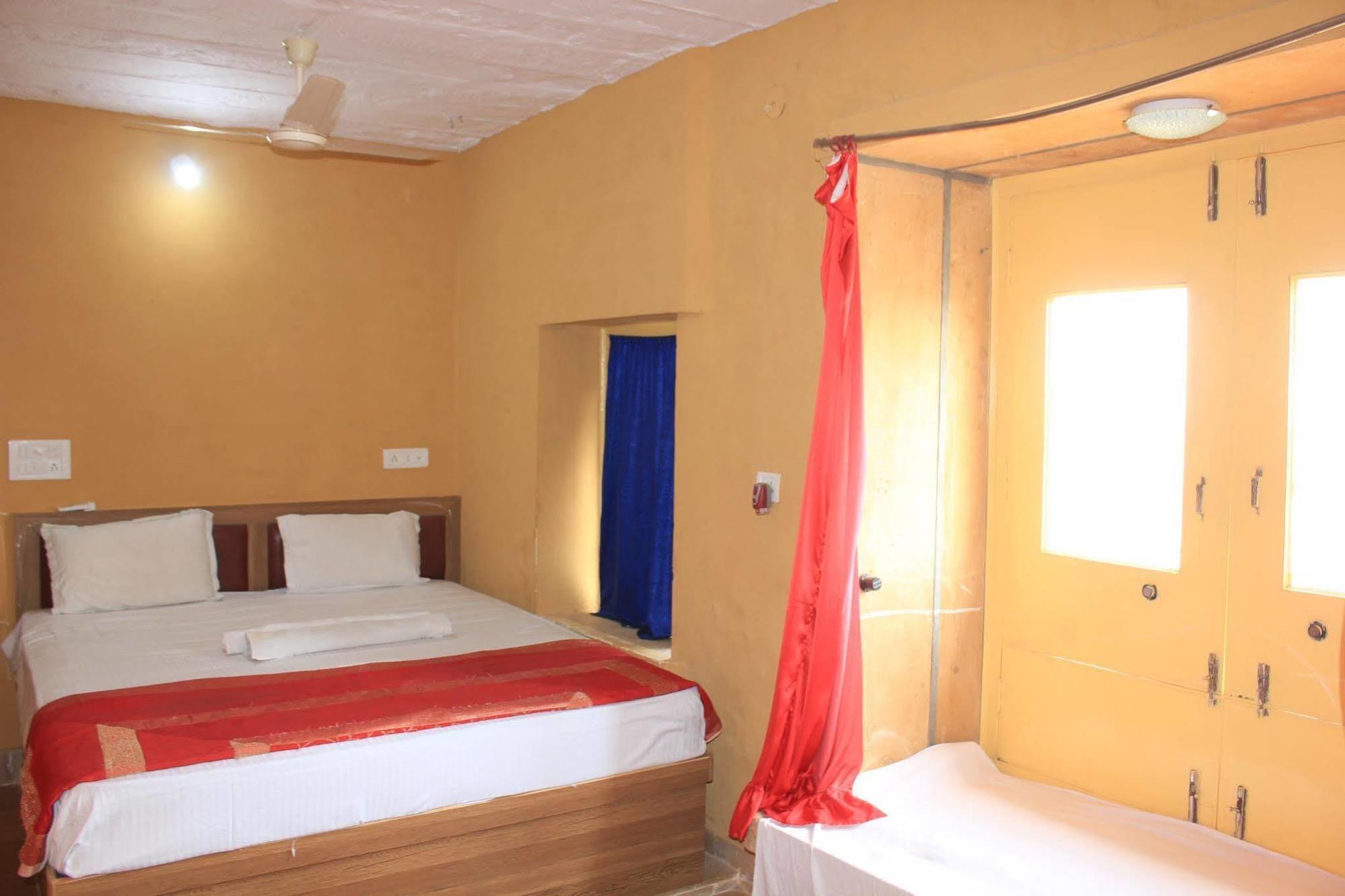 Mud Mirror Guesthouse Jaisalmer Bagian luar foto