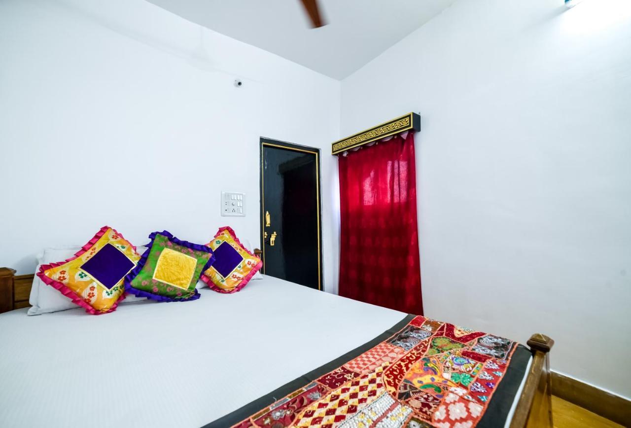 Mud Mirror Guesthouse Jaisalmer Bagian luar foto